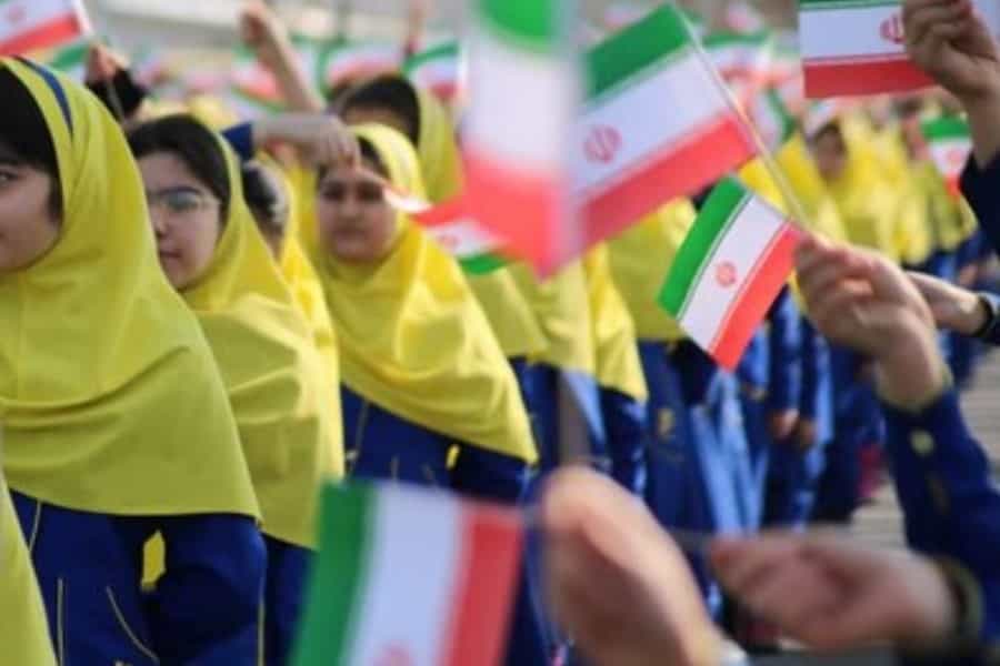 دانشآموزان یک مدرسه_ تلاش حکومت در همه این سالها تبدیل مدارس به «پادگان» بوده است.