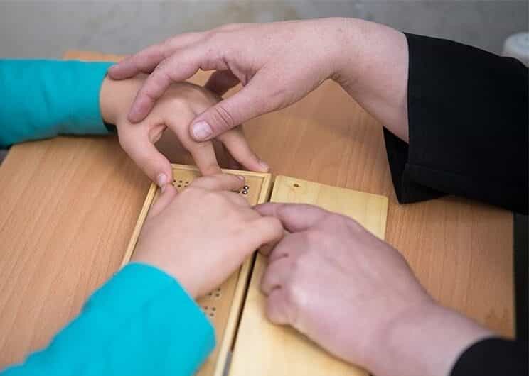 یک معلم نابینا در حال آموزش خط بریل به یک دانشآموز نابینا - عکس از فواد اشتری/خبرگزاری تسنیم