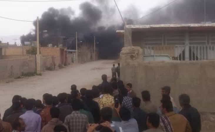 در روستای آقدره وسطی پلیس به سمت معترضان یورش برد. آنها در پشت یک دیوار پناه گرفتهاند.