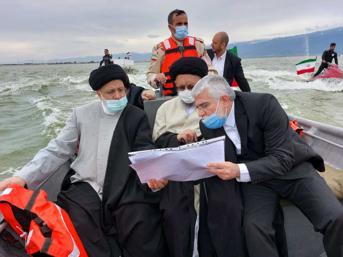 تصویر تزئینی: ابراهیم رئیسی در کنار مقامات محلی در سفر به آشوراده جایی که او بر تصویب طرح گردشگری آشوراده تاکید کرد