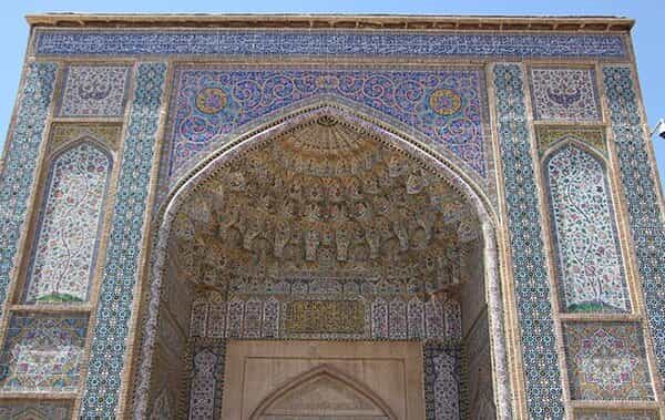 کاشیکاریهای هفترنگ و مقرنسکاری در ورودی و ضلع شمالی مسجد وکیل شیراز