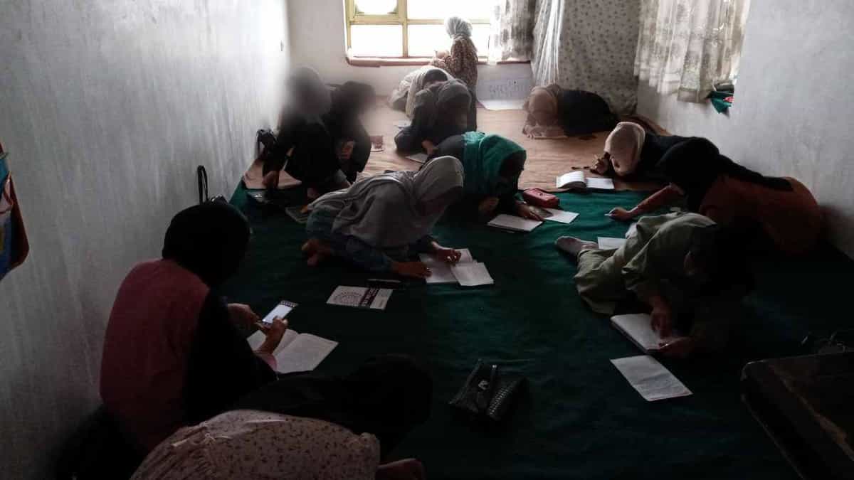 دختراندانش آموز افغانستانی در مدرسه مخفی واقع در کابل