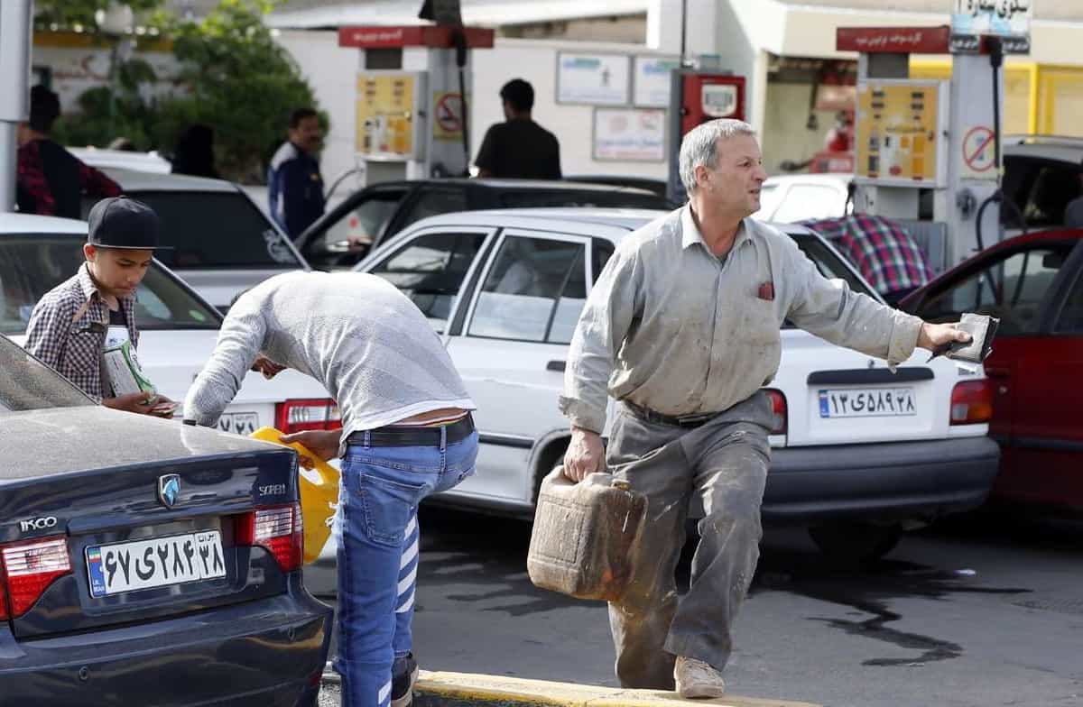 کاهش سهمیه سوخت موجب صفهای طولانی در برابر جایگاههای توزیع سوخت شده است. عکس: آرشیو