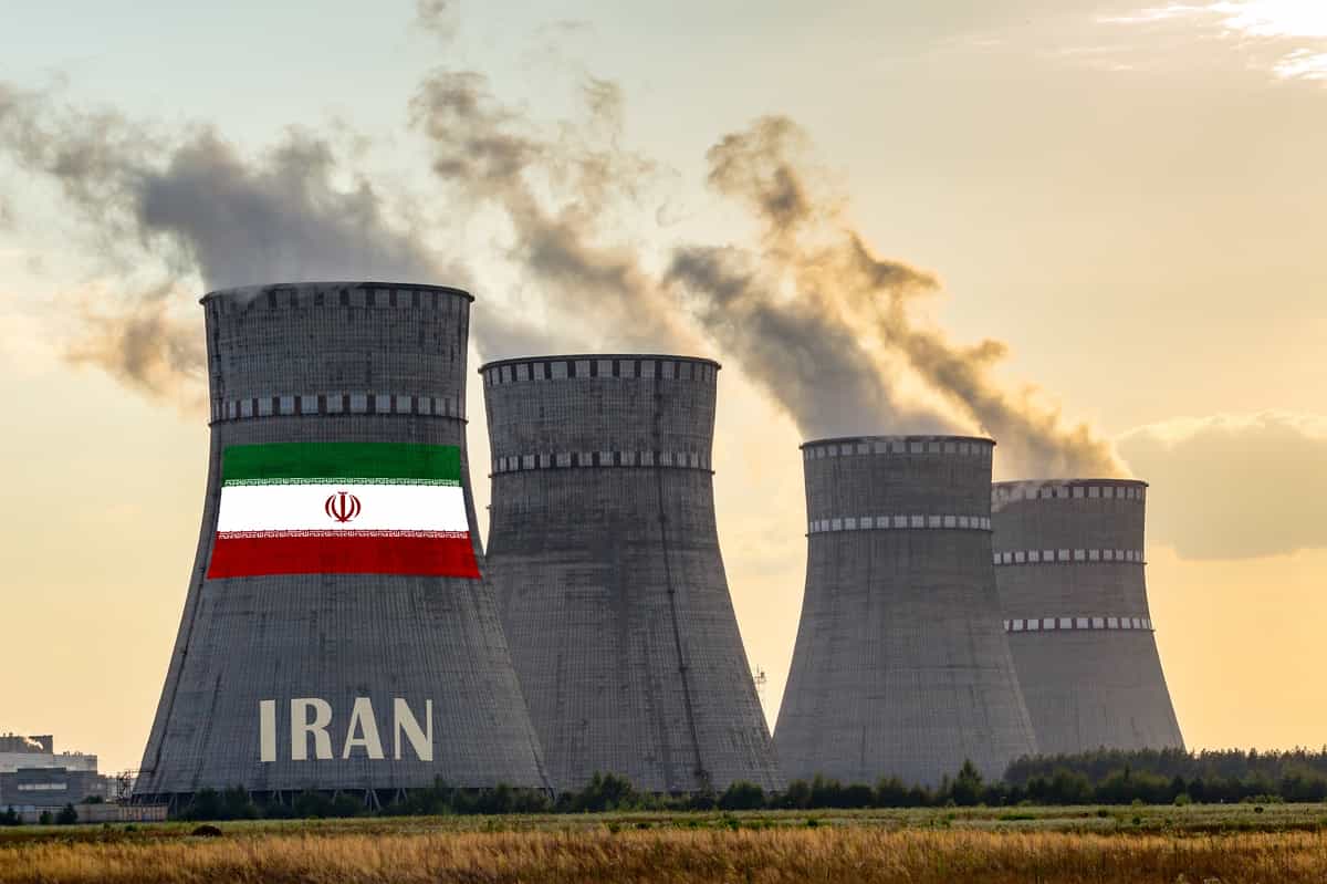 تصویر تزیینی طراحیشده از دودکشهای نیروگاه هستهای با پرچم جمهوری اسلامی ــ عکس: Shutterstock