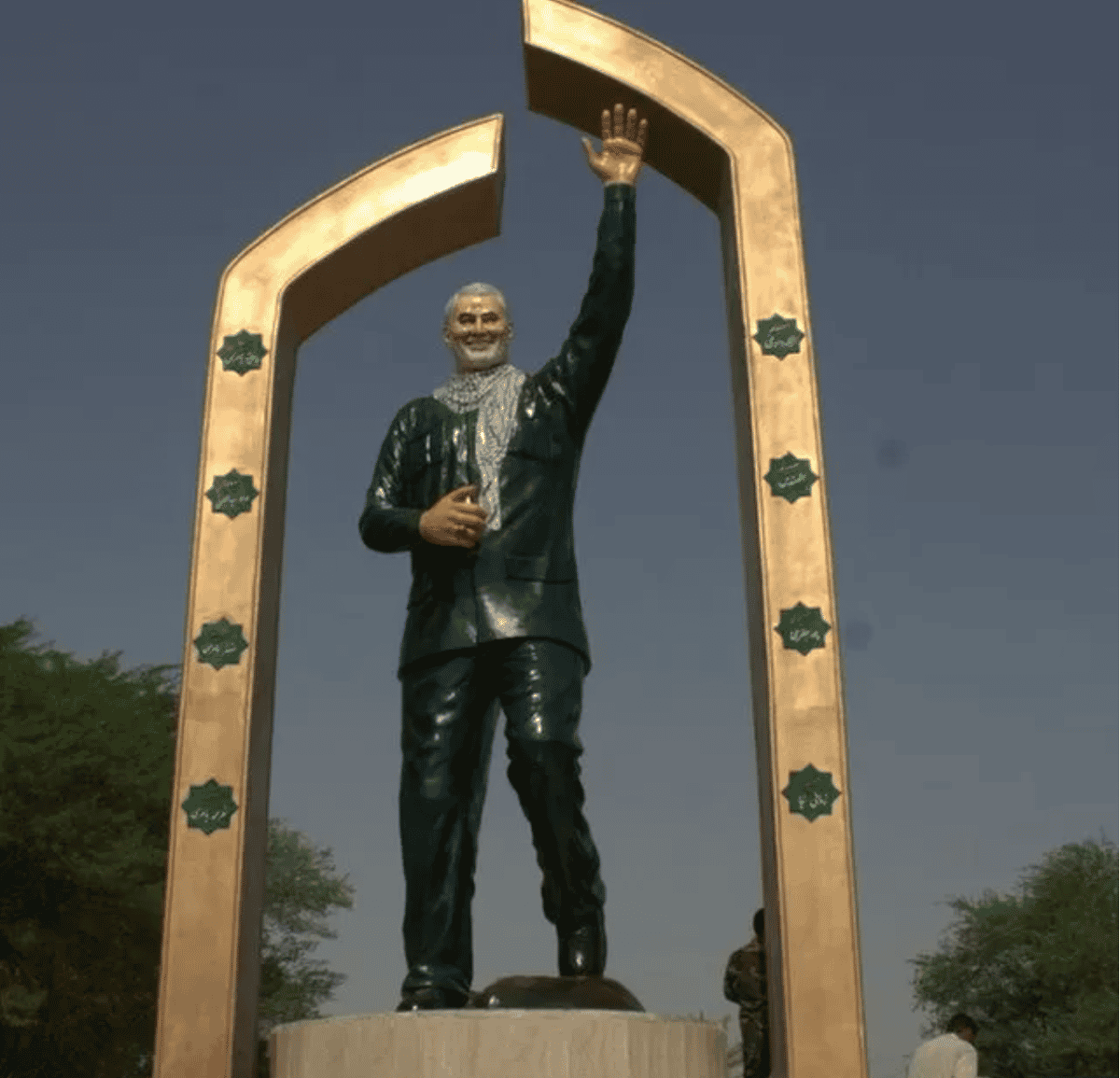 عکس ۱۴ - مجسمه قاسم سلیمانی