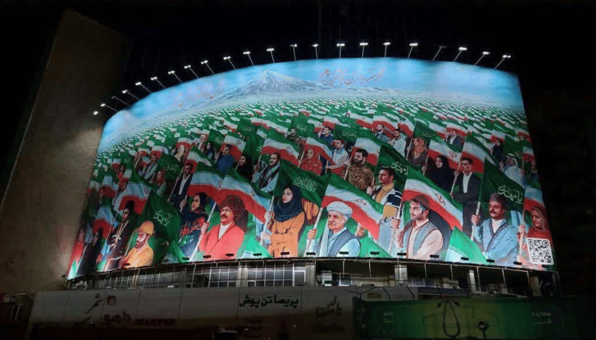 عکس ۷ - بنر میدان ولیعصر
