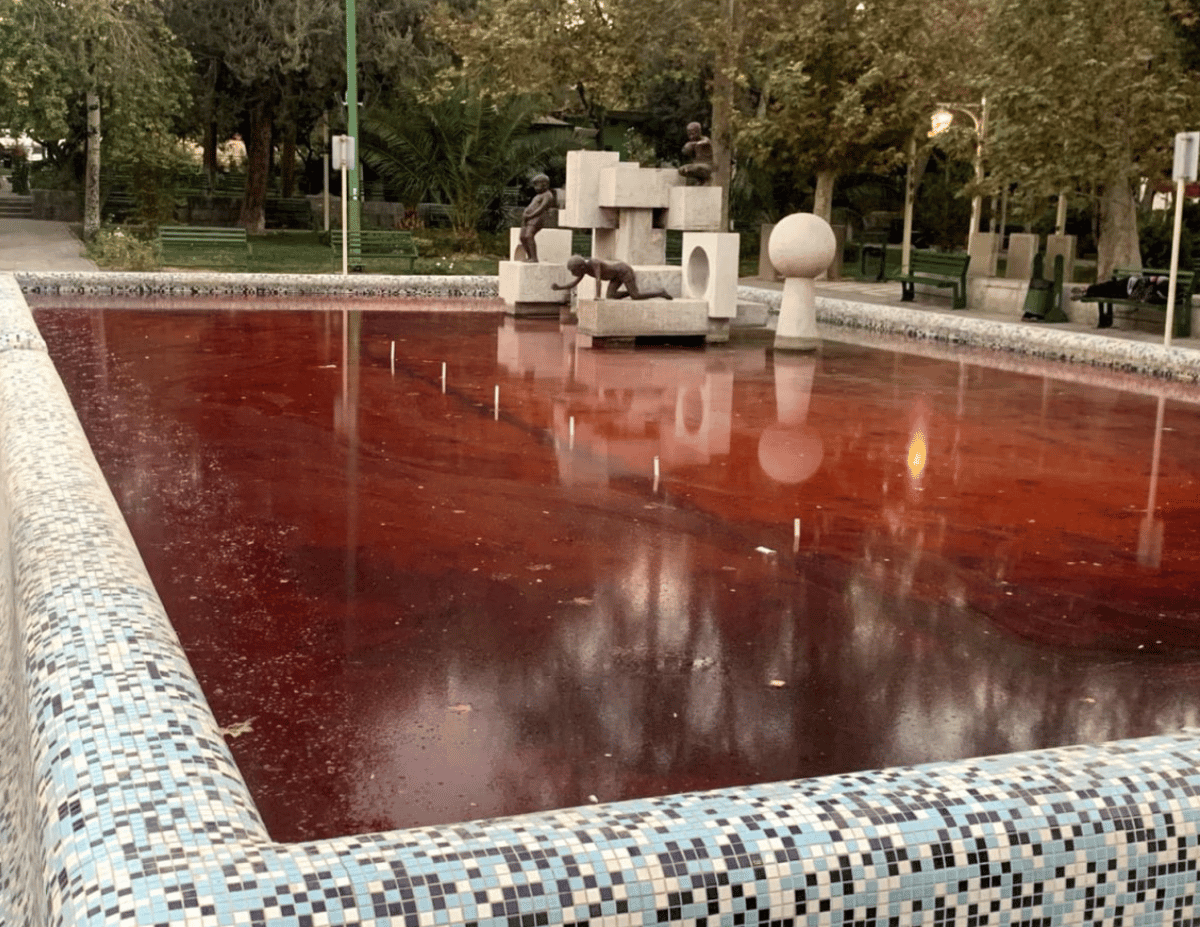 عکس ۸ - حوض خون در جریان انقلاب ژینا، تهران