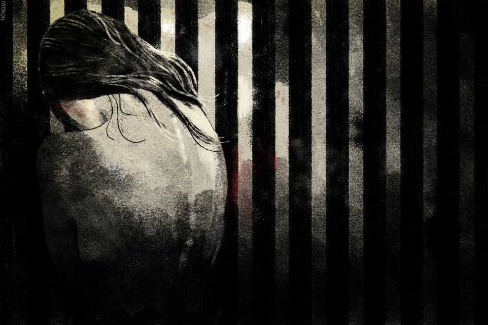 تصویری از زنی پشت میله های زندان