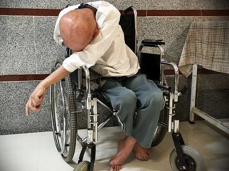 تصویر یک فرد معلول بر روی ویلچر که گسترده توسط رسانههای داخل و خارج از ایران در موضوع آزار و خشونتهای مرکز نیکان مشهد منتشر شد.