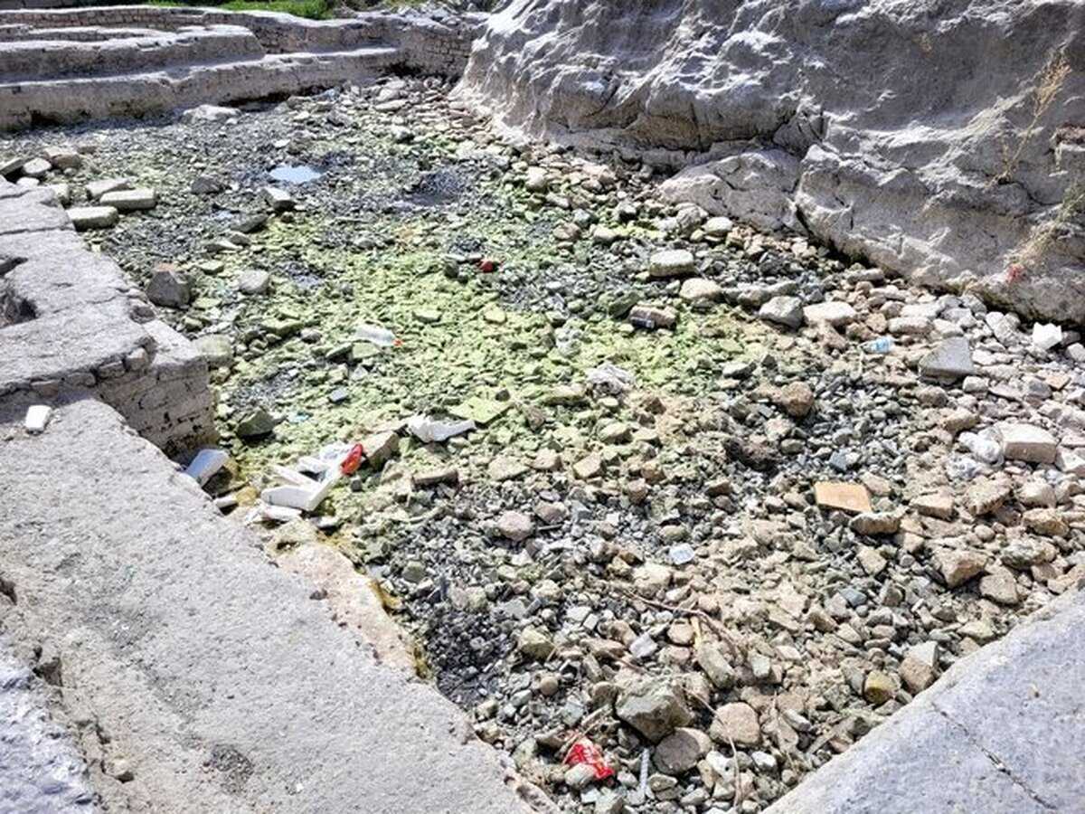 چشمه علی در تابستان امسال کامل خشک شده است و بتدریج زباله جای آب را در آن میگیرد.