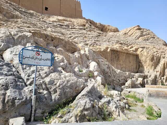 نمونهای از تصویرهای خبرگزاریهای داخل ایران از چشمه علی در شهر ری تهران که در تابستان امسال کامل خشک شد.