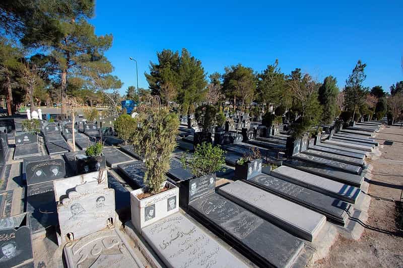 نمایی از قبرها در گورستان بهشت زهرا تهران