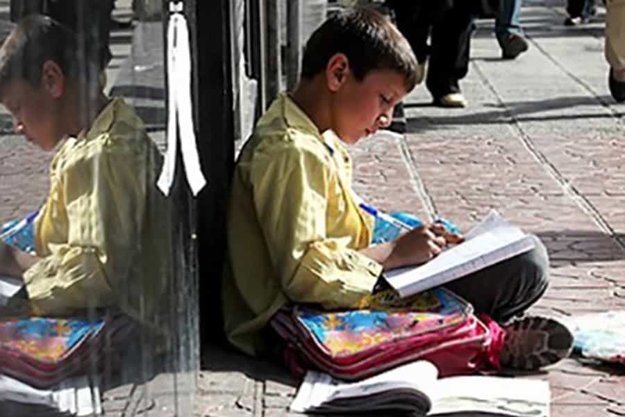 هم کار هم درس − سرانجام فقر او را از درس باز میدارد و او نیز به خیل کودکان کار میپیوندد