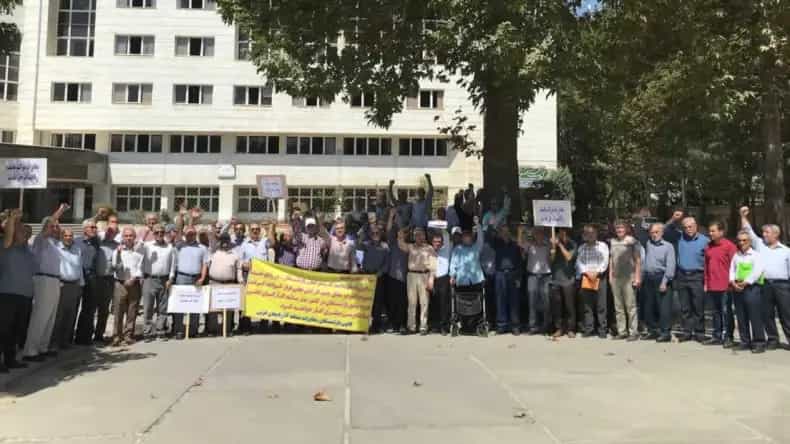 اعتراض بازنشستگان مخابرات، دوشنبه ۶ شهریور ماه ۱۴۰۲ ــ عکس: شبکههای اجتماعی