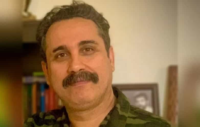 جعفر ابراهیمی با چهرهای خندان. او را از اردیبهشت ۱۴۰۱ در زندان حبس کردهاند.