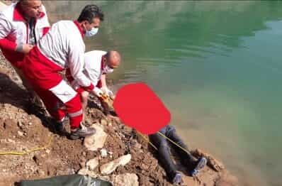 تصویر منتشرشده از پیداشدن جسد هایده حسنزاده، نوجوان ۱۶ ساله در سردشت. پدرش او را به خاطر «دیرآمدن به خانه» کشت و جسدش را داخل سد انداخت.