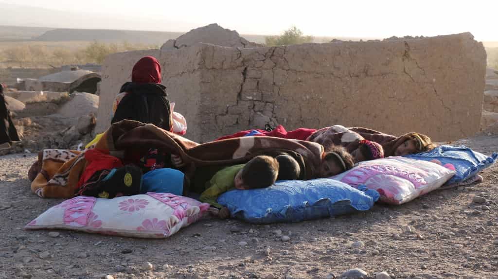 در روستاهای زندهجان مردم از ترس تکرار زلزله شب را در زیر سقف آسمان خوابیدند. عکس Mohsen Karimi- Afp