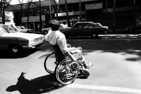 برای معلول جنگی، اضطراب درگیری پایان نمییابد. عبور از خیابان هم یک اضطراب روزمره است − عکس از مهدی منعم