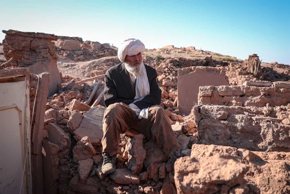 مردی بر ویرانههای زلزلهی هرات ــ عکس: Shutterstock