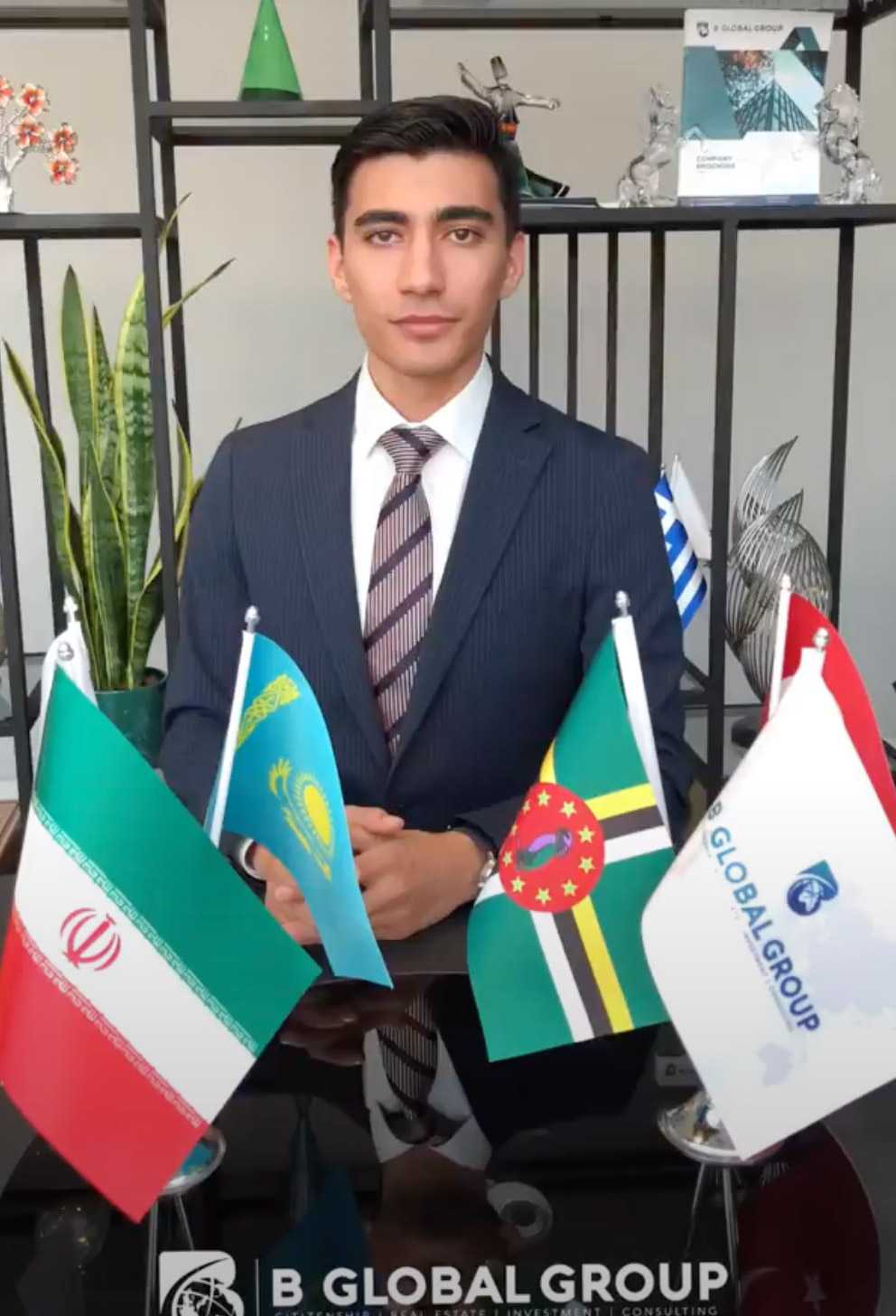 مهدی منفرد (تصویر بالا)، فرزند علیرضا منفرد، دلال گذرنامه است و در برنامه فروش شهروندی دومینیکا از طریق سرمایه‌گذاری مشارکت دارد