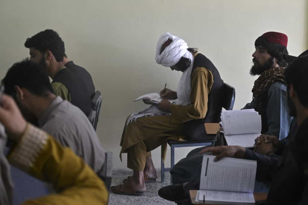 یک کلاس دانشگاهی در افغانستان. یکی از اعضای طالبان به عنوان دانشجو در جمع دانشجویان دیده میشود.