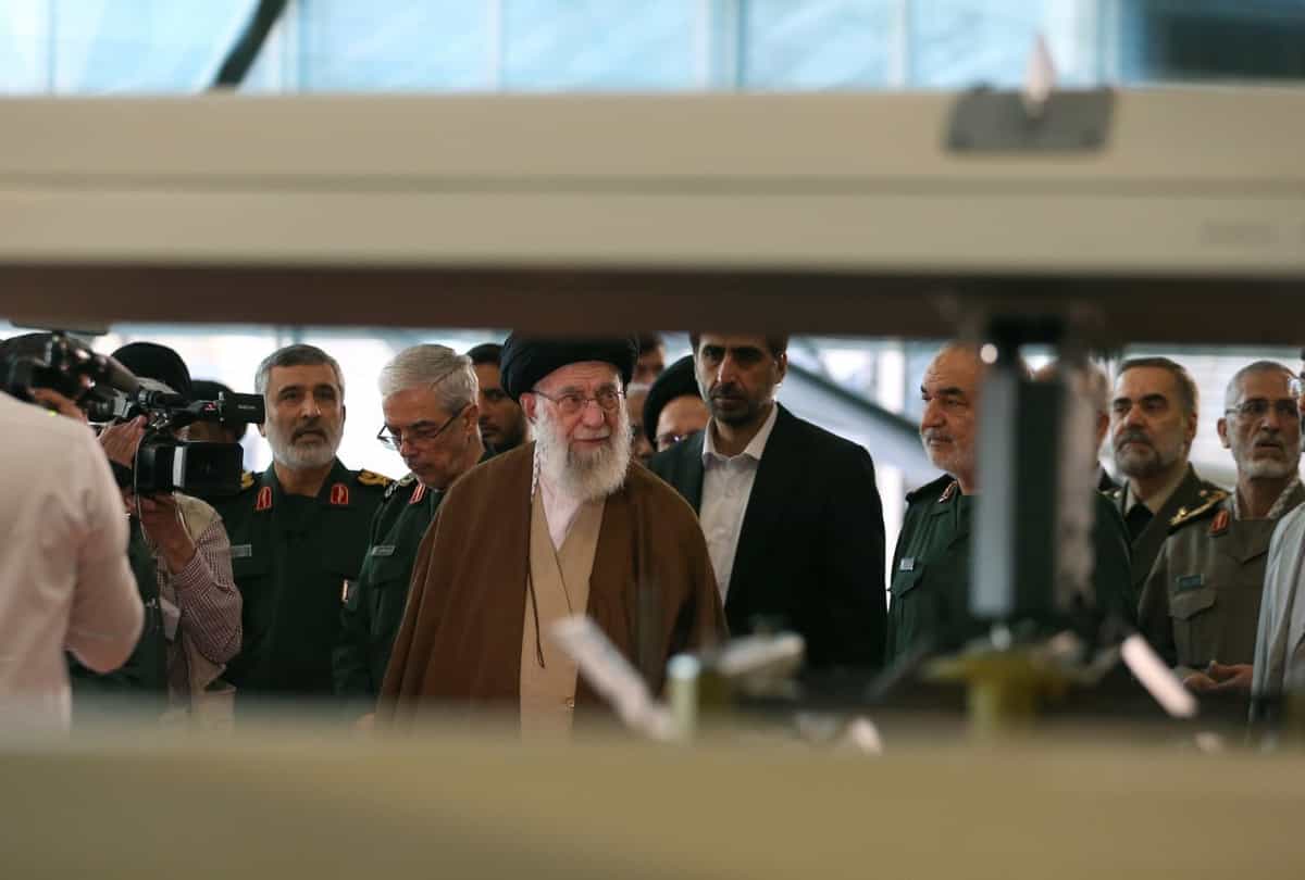 علی خامنهای به همراه برخی از فرماندهان سپاه پاسداران در جریان بازدید از دانشگاه علوم و فنون هوافضای سپاه پاسداران - تاریخ عکس: ۲۸ آبان ۱۴۰۲