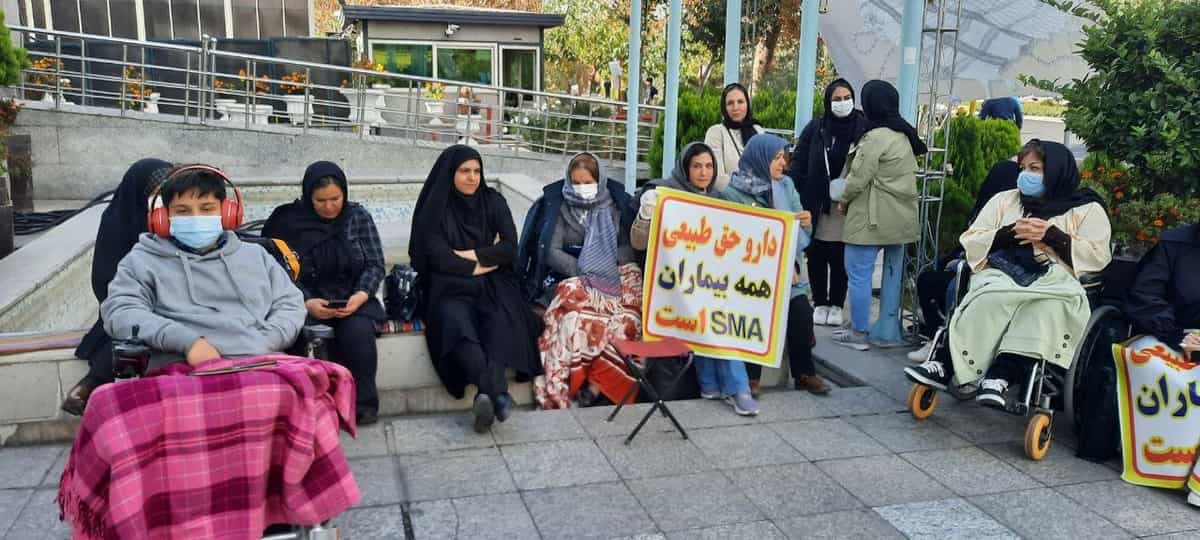 تصویر کمپین معلولان از تجمع خانوادههای بیماران اسامای که سه روز پشت سر هم جلوی ساختمان وزارت بهداشت در جریان بود.