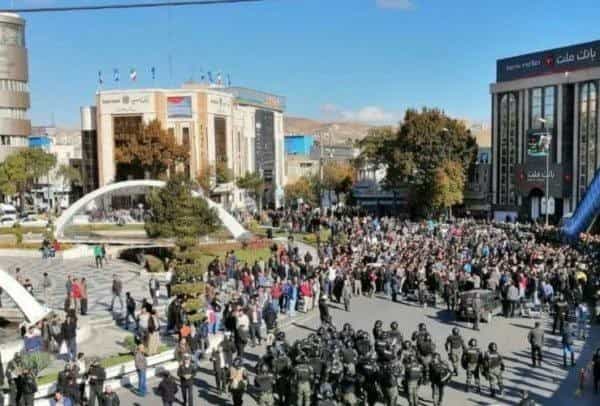 تصویر جمعیت معترض در میدان اقبال