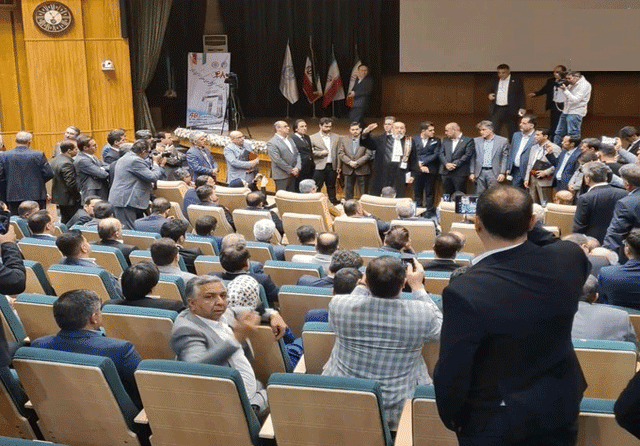 میکروفون قطع شده اما مراسم ادامه دارد