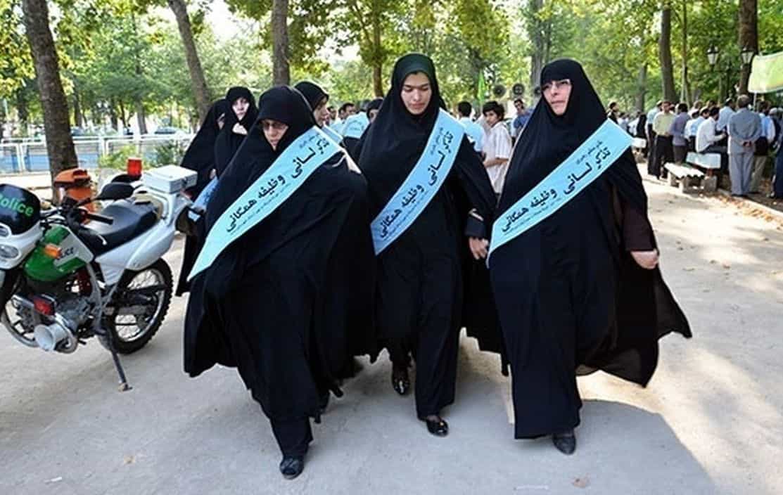 سه زن حجاببان که روی چادرشان نوشته اند: «تذکر لسانی، وظیفه همگانی»