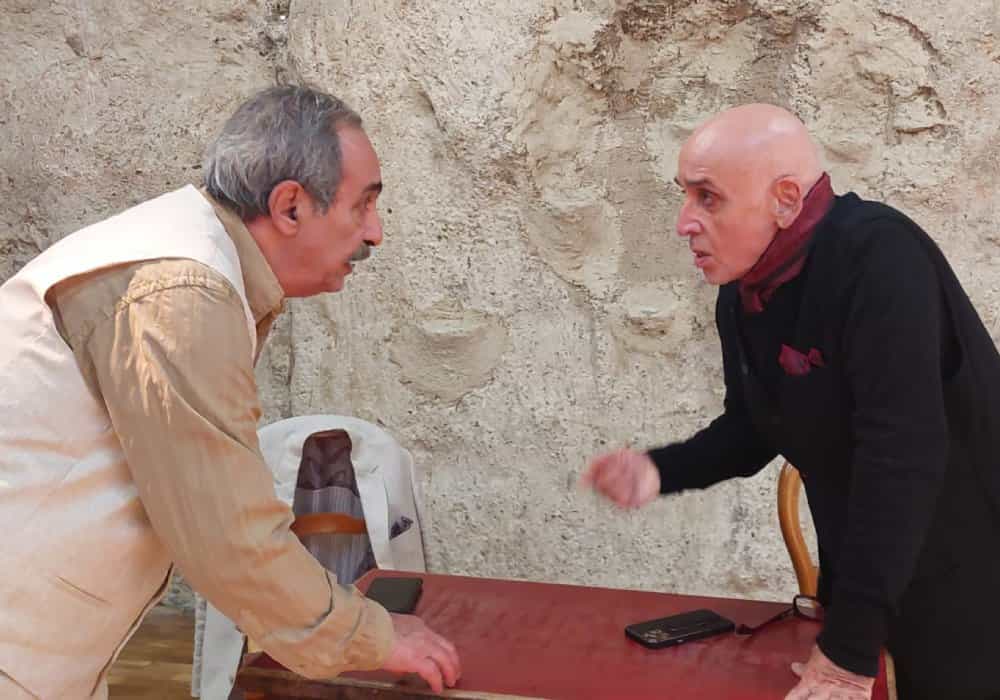 هومن آذرکلاه و حمید رضا جاودان در «داستان دو مرد» به کارگردانی رضا علامهزاده و به تهیهکنندگی بیژن شاهمرادی. عکس: رادیو زمانه. تمرین بازیگران در پاریس