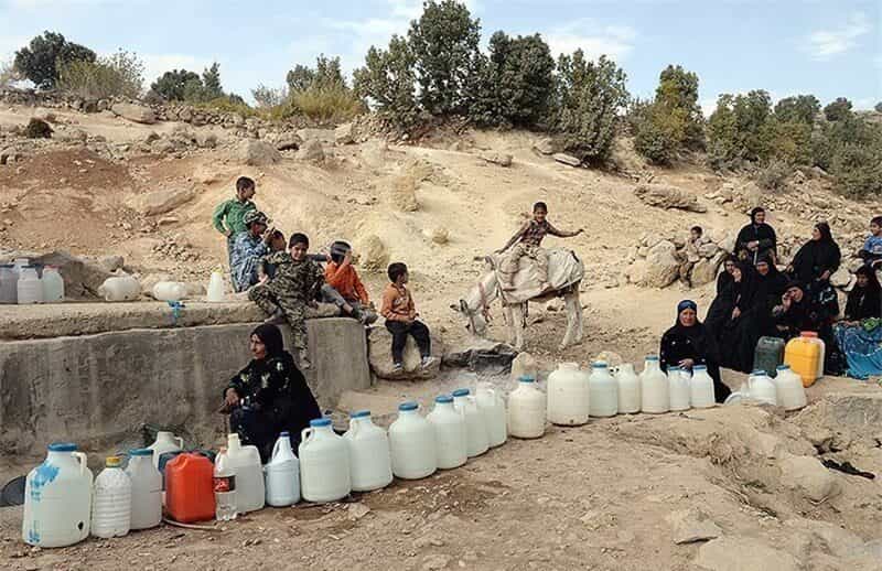 نمایی از زنان و کودکان در صف گرفتن آب