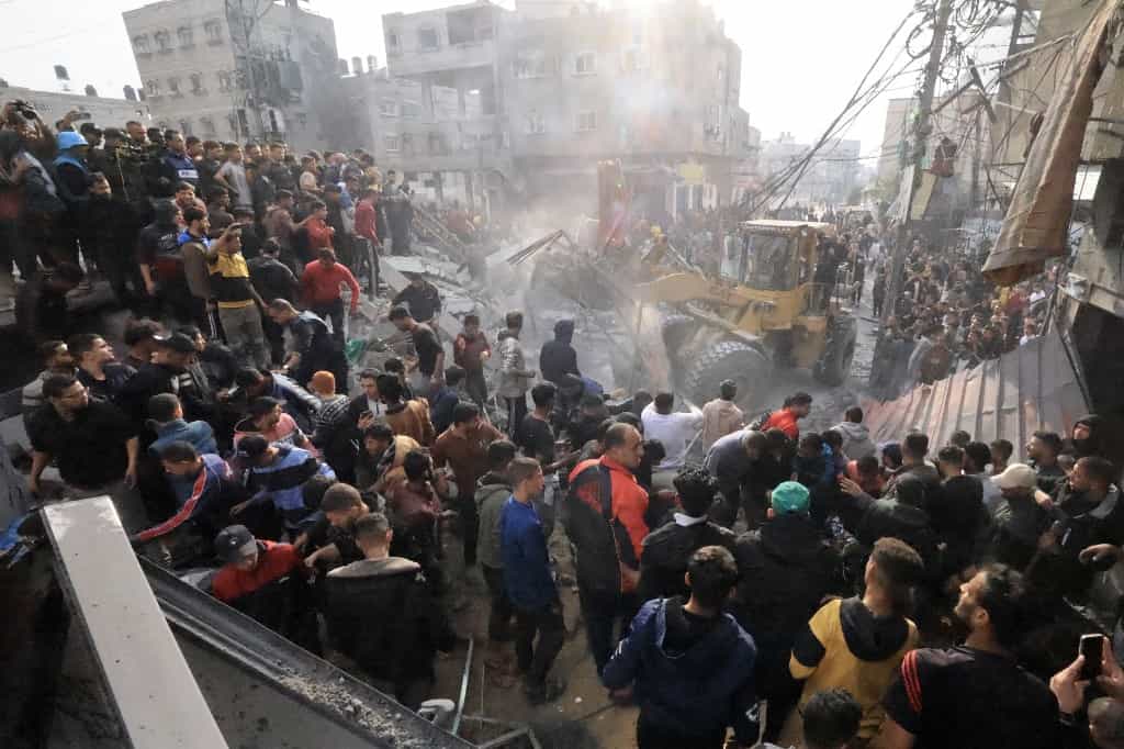 شمار زیادی از فلسطینی‌ها در حال جستجو در خرابه‌های مسجد علی ابن ابیطالب در جنوب نوار غزه هستند.