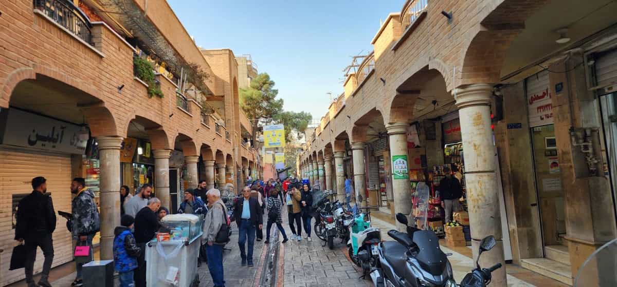 زنان آرام و بی سر و صدا در حال بازپسگیری فضاهای سنتی شهریاند. (عکس: زمانه)