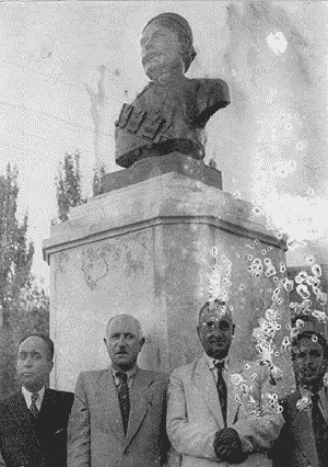 سران فرقه دموکرات آذربایجان در زیر مجسمه ستارخان (این مجسمه توسط رسام عربزاده ساخته شد، ن.ک. آزاد ملت، «عربزاده هنرلی نقاش»، ش. ۴۰، روز ۳۱ اردیبهشت ۱۳۲۵) از راست: محمد بیریا، علی شبستری، سیدجعفر پیشهوری و زینالعابدین قیامی در مراسم گشایش مجسمه ستارخان در ۲۷ اردیبهشت ۱۳۲۵. حکومت آذربایجان در کنار تغییر مجسمه رضا شاه و گذاشتن نام ستارخان، بر روی خیابانها اسامی افراد ملی گذاشت: ستارخان، باقرخان، شیخ محمد خیابانی و....