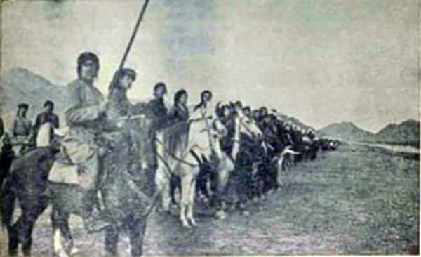 سواران مسلح ایل شکاک. (رضازاده شفق، مجله ارتش، «آذربایجان»، س. ۶، ش. ۴، تیرماه ۱۳۲۶، ص. ۱۰-۱۱.)
