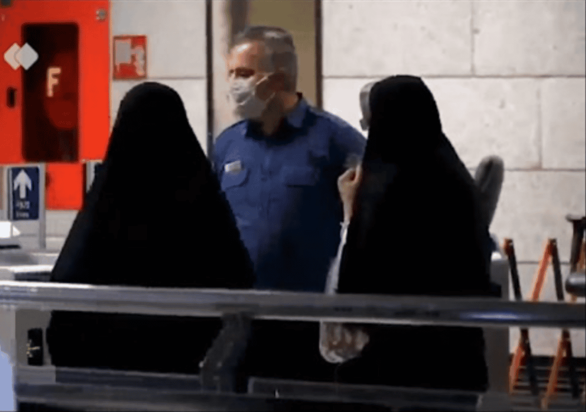 تصویری از یکی از ایستگاههای متروی شیراز - مردی که ماسک به چهره دارد در کنار دو زنی که چادر بهسر دارند در این تصویر دیده میشود.