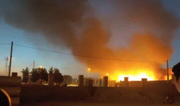 شعلههای آتش و دود بر فراز مهمانشهر / اردوگاه محل سکونت افغانستانیها در میبد. ۱۲ آذر ۱۴۰۲