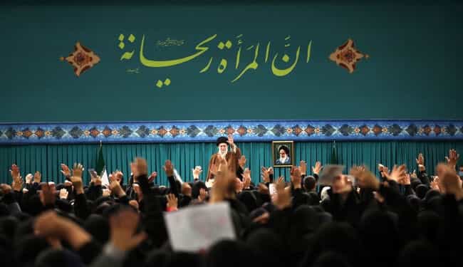 شعار «زن ریحانه است» در ابعاد خیلی بزرگ بالای سر خامنهای نقش بسته و برای جمعیت زنان روبهرویش دست تکان میدهد
