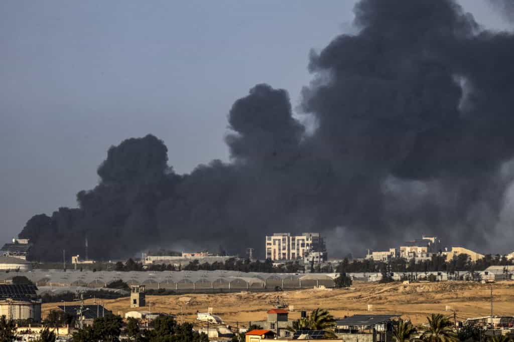 تودهای دود سیاه بر فراز شهر رفح پس از یک حمله اسرائیل. AFP