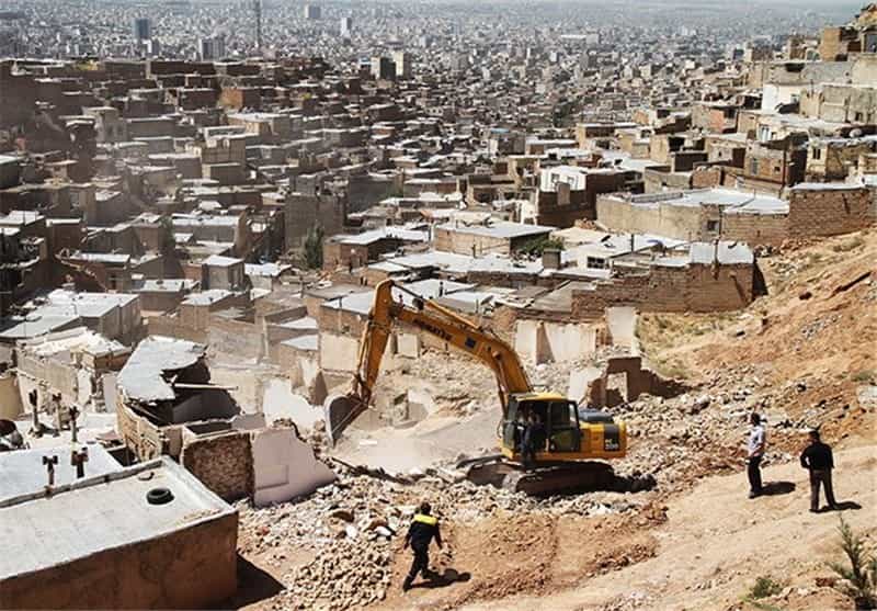 تصویری از زاغهها و یک بولدوزر که در حال تخریب آنهاست