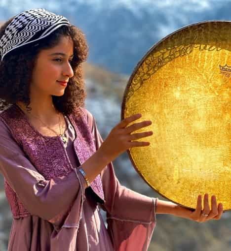 نماهای تازه از جشن پیرشالیار: دختر دف‌نواز با موهایی باز. عکس: هورامان آکادمیک