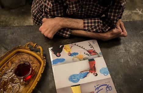 تصویری از یک روز از زندگی پویا ایرجی. امیرعلی رزاقی، عکاس خبرگزاری مهر در یک مجموعه عکس یک روز از زندگی پویا ایرجی را ثبت کرده است. پویا ایرجی، گرافیست، دچار معلولیت انحراف ستون فقرات و ضعف عضلانی است.