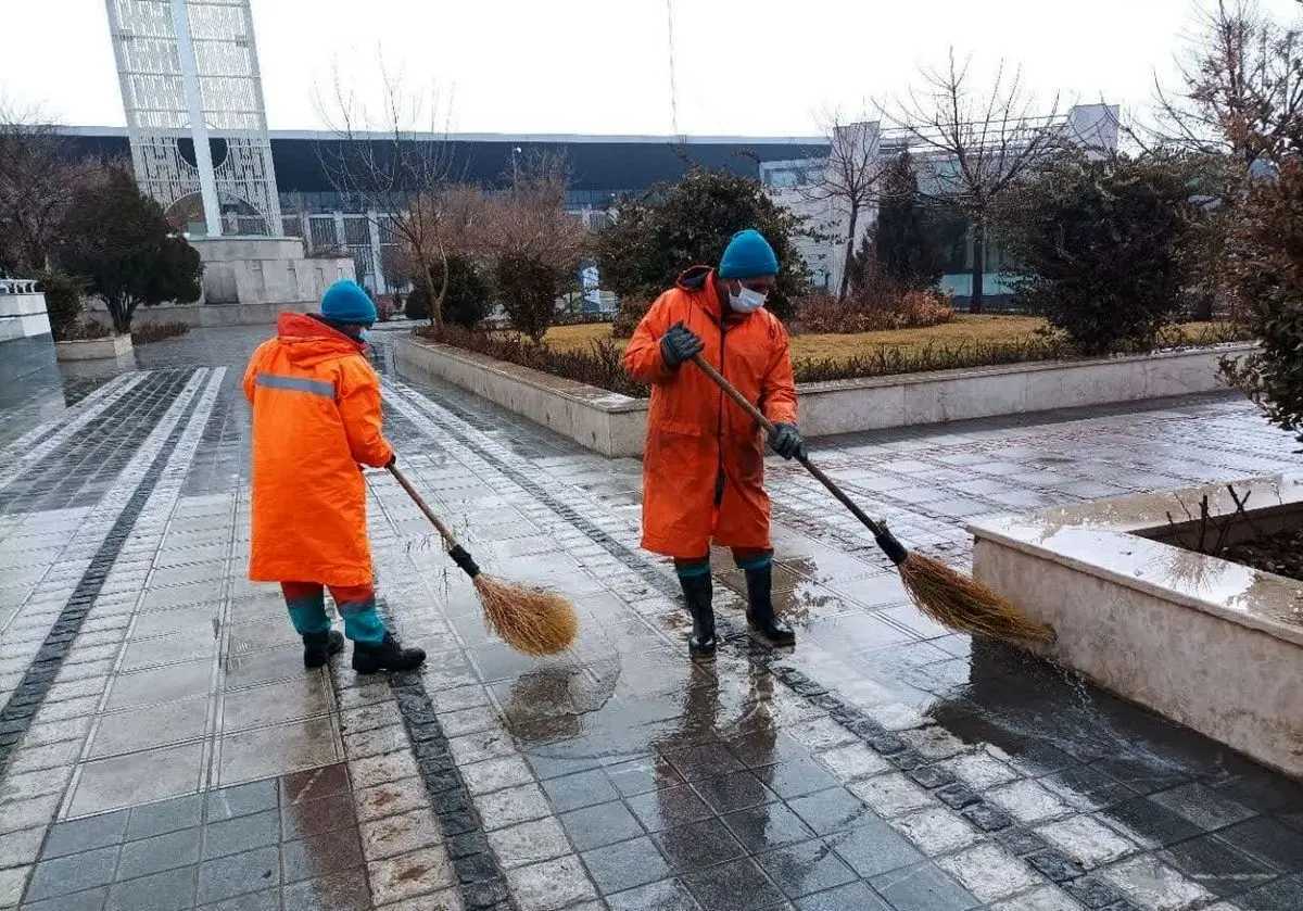 دو پاکبان در حال روفتن خیابان