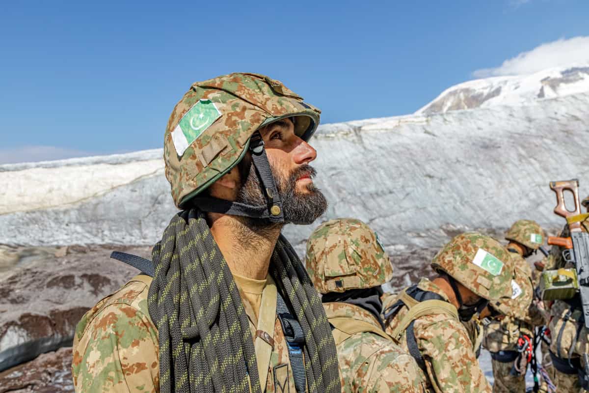 تصویر تزئینی از شاتر استاک چند نفر از ارتش پاکستان را نشان میدهد.