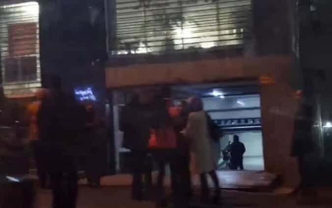 اسکرینشات از تنها ویدیویی که از حضور خانوادههای کارکنان رسانه فردای اقتصاد منتشر شده است که بیش از یک شبانهروز است در ساختمان این رسانه حبس شدهاند.