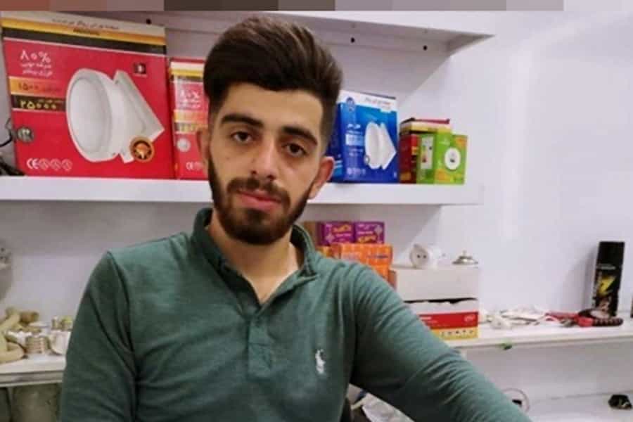تصویر سالار طاهرافشار در یک مغازه الکتریکی