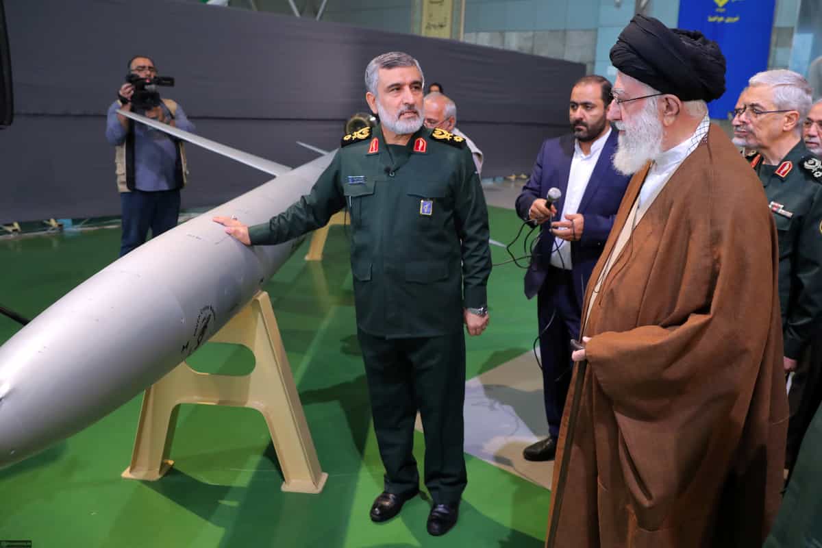 علی خامنهای در حال تماشای ماکت یک موشک