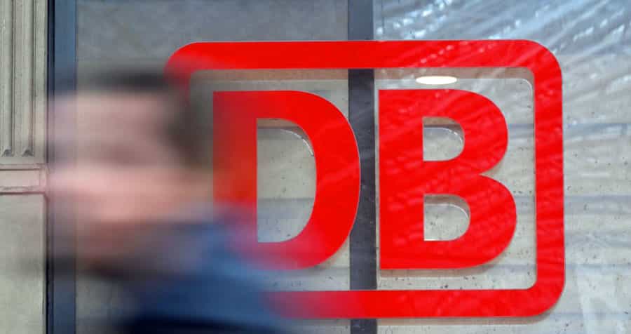 لوگوی «دویچه‌بان» DB در ایستگاه قطار فرانکفورت