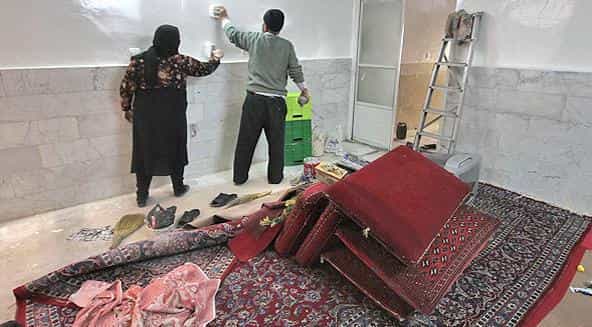کارگران نظافتچی خانه معمولا به دوشکل کار پیدا میکنند. یا به واسطه یک معرف آشنا و دیگر کارگران خدماتی به خانوادهای معرفی میشوند و یا از طریق شرکتهای خدمات نظافتی کار پیدا میکنند.